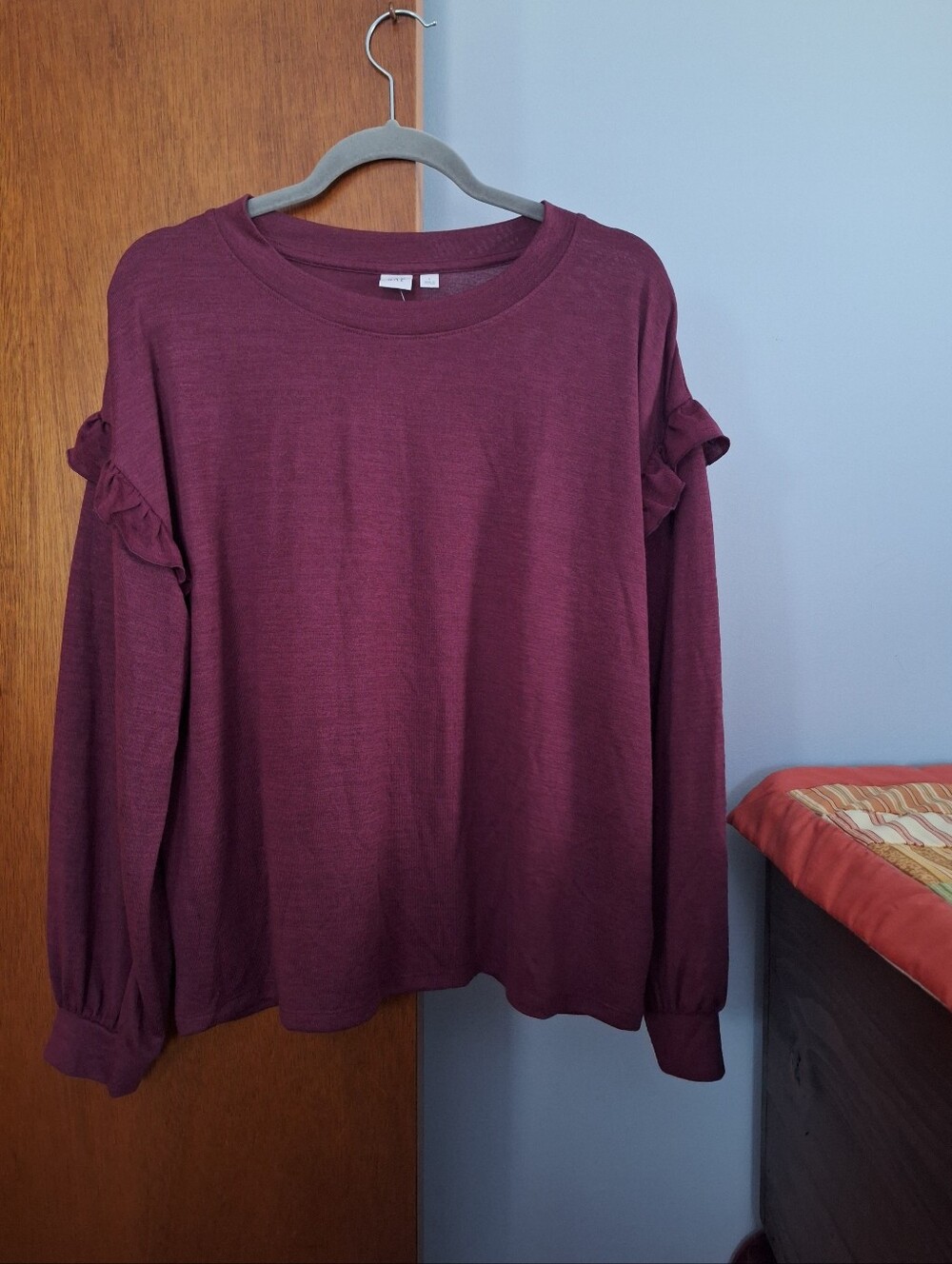 GAP NWT Women’s Ruffle-Shoulder Long Sleeve Top - Plum Size L